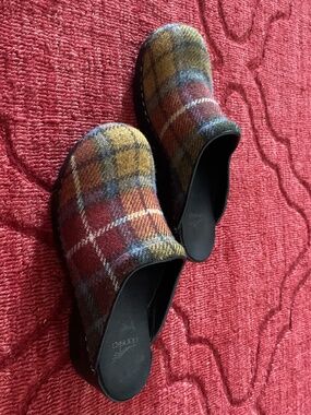 Size 40 wool Danskos